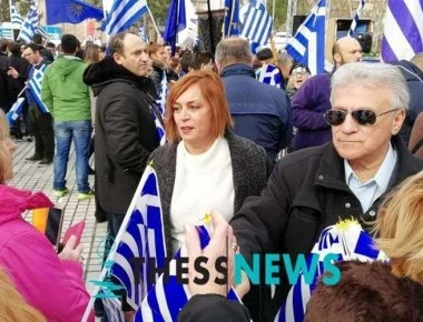 Μοιράζει ελληνικές σημαίες ο Παναγιώτης Ψωμιάδης!